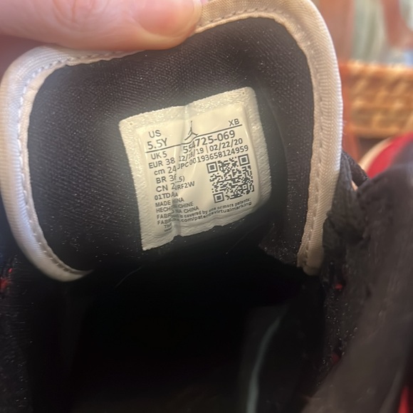 Nike Air Jordan 1 Mid Chicago Red/Black High-Top Sneakers Shoes youth Size 5.5 - Picture 3 of 7